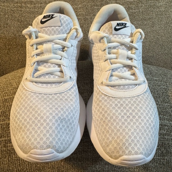 Nike Tanjun Women’s running sneaker in a white colorway Size 9 - Picture 3 of 11